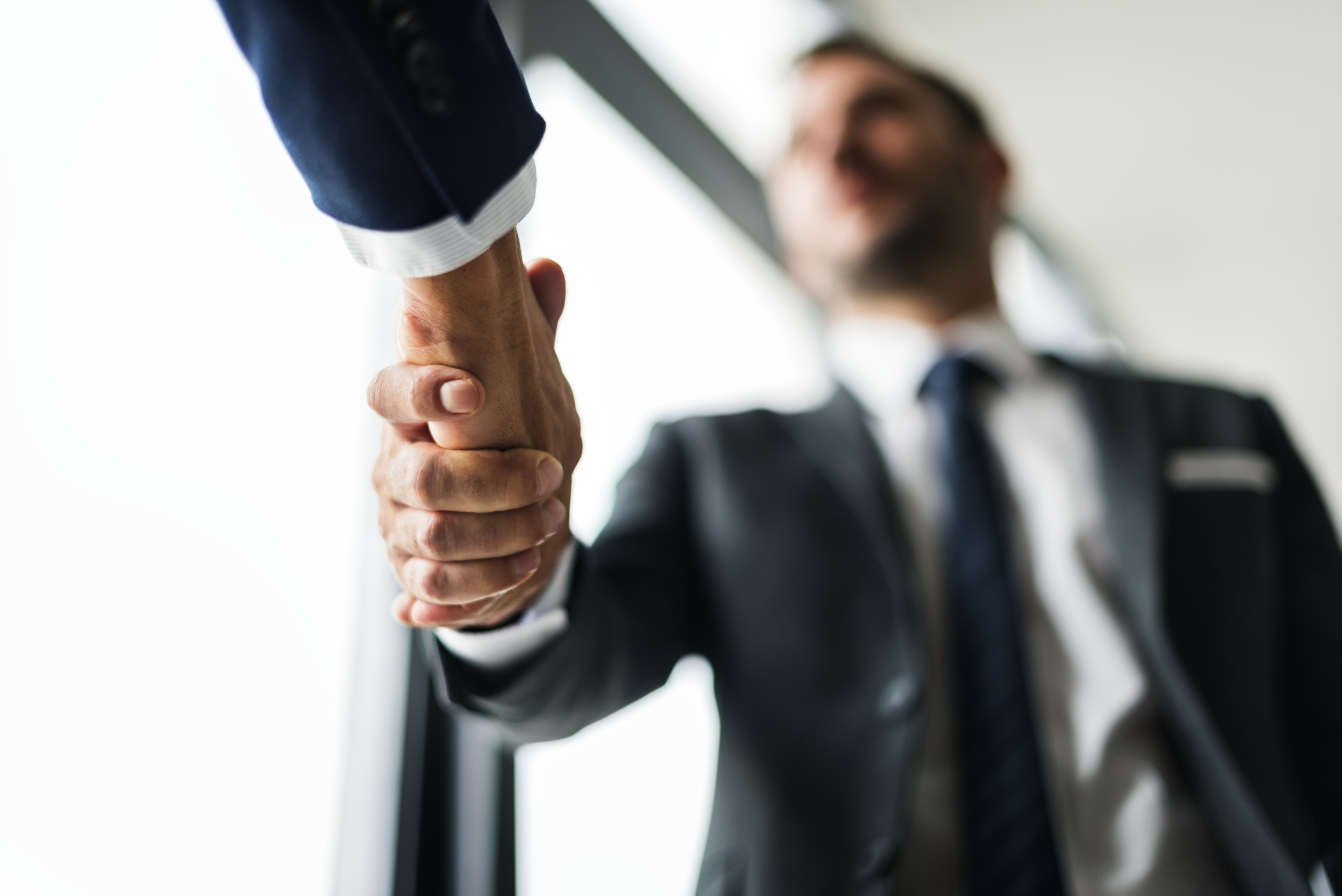 Análise das Mudanças de CEOs em 2023: Causas e Impactos no Mercado Corporativo
